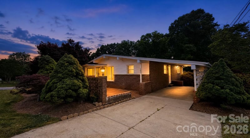1857 8th Street Dr, Hickory, NC 28601