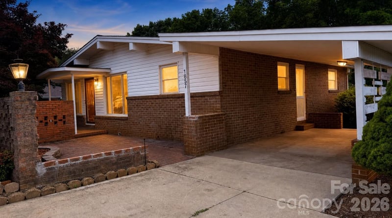 1857 8th Street Dr, Hickory, NC 28601