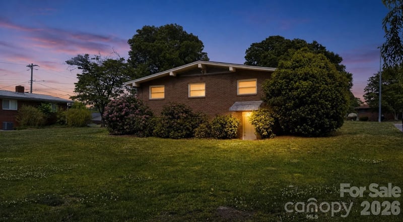 1857 8th Street Dr, Hickory, NC 28601