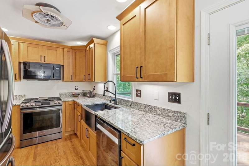 302 Rich Mountain Rd, Flat Rock, NC 28731