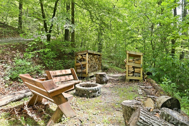 302 Rich Mountain Rd, Flat Rock, NC 28731