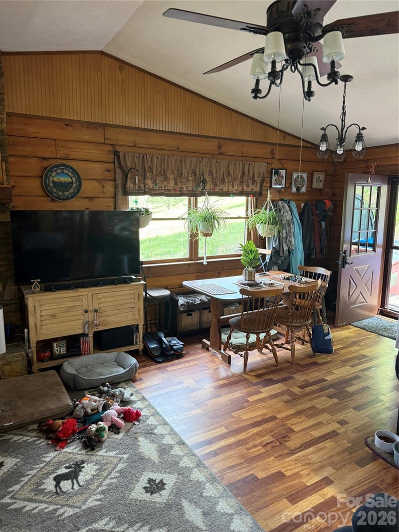 7 Noland Dr, Clyde, NC 28721