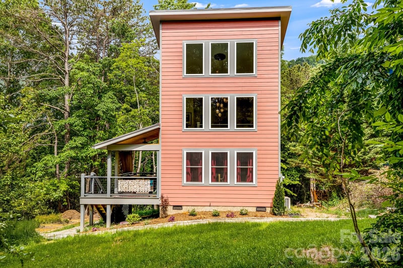 14 Locust St, Black Mountain, NC 28711