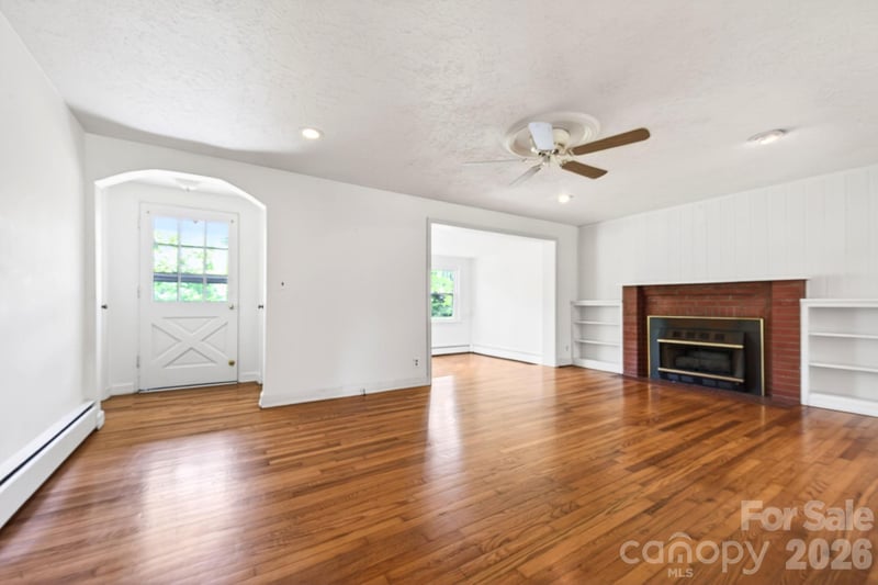 411 Hillcrest Cir, Hendersonville, NC 28792
