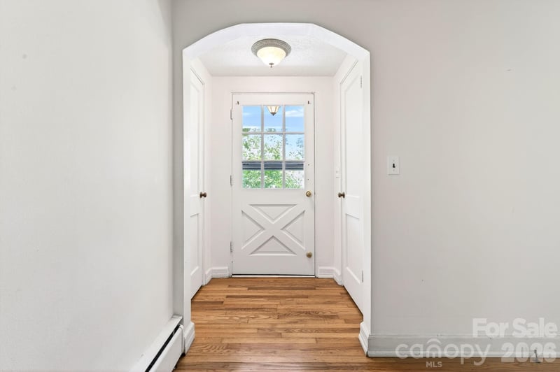 411 Hillcrest Cir, Hendersonville, NC 28792
