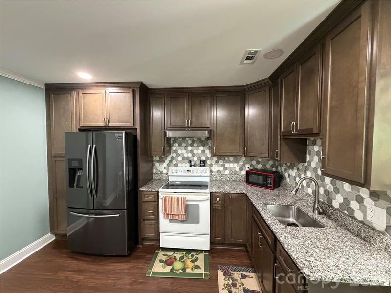 6228 Freedom Dr, Charlotte, NC 28214