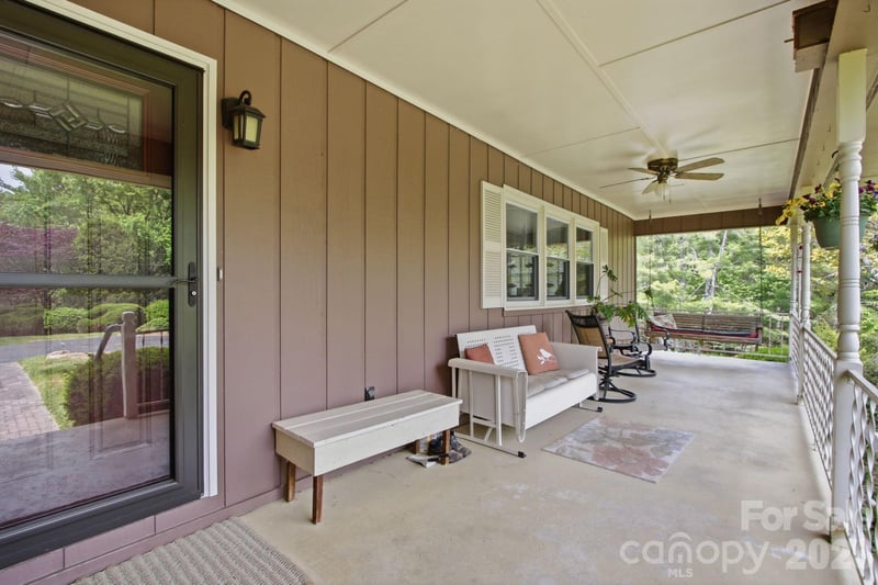 11 Summer Ln, Spruce Pine, NC 28777