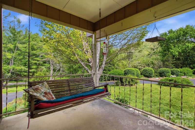11 Summer Ln, Spruce Pine, NC 28777