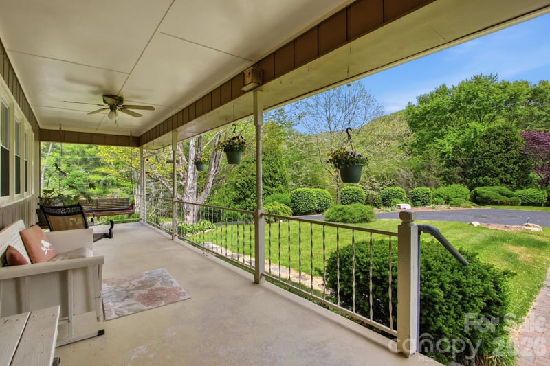 11 Summer Ln, Spruce Pine, NC 28777