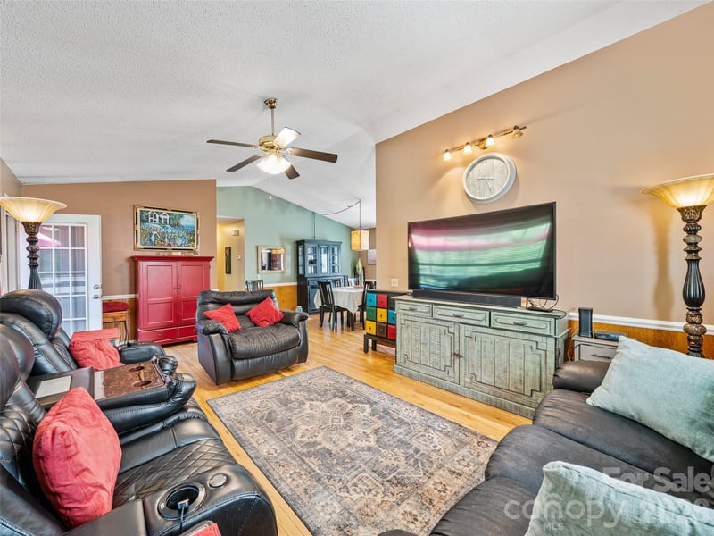 282 Sourwood Dr, Spruce Pine, NC 28777