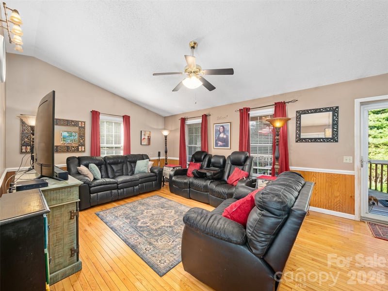 282 Sourwood Dr, Spruce Pine, NC 28777