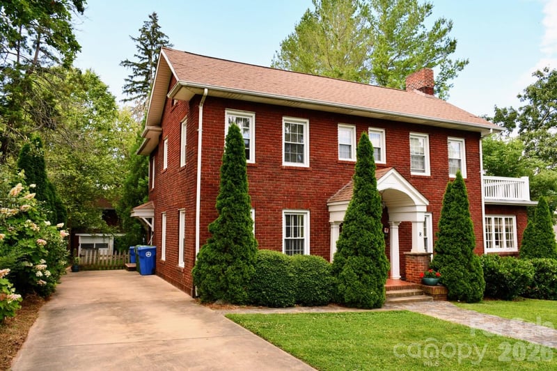 8 Colonial Pl, Asheville, NC 28804