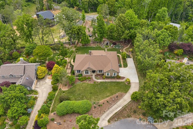8 Ridgemont Dr, Weaverville, NC 28787