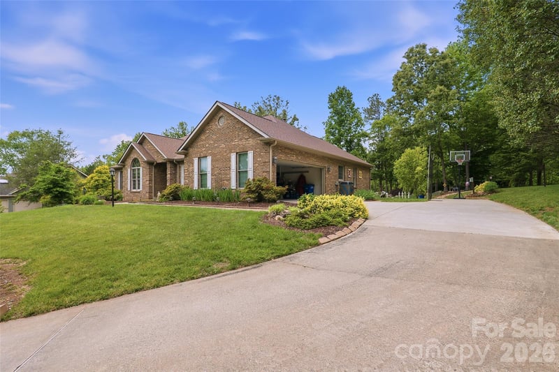 8 Ridgemont Dr, Weaverville, NC 28787