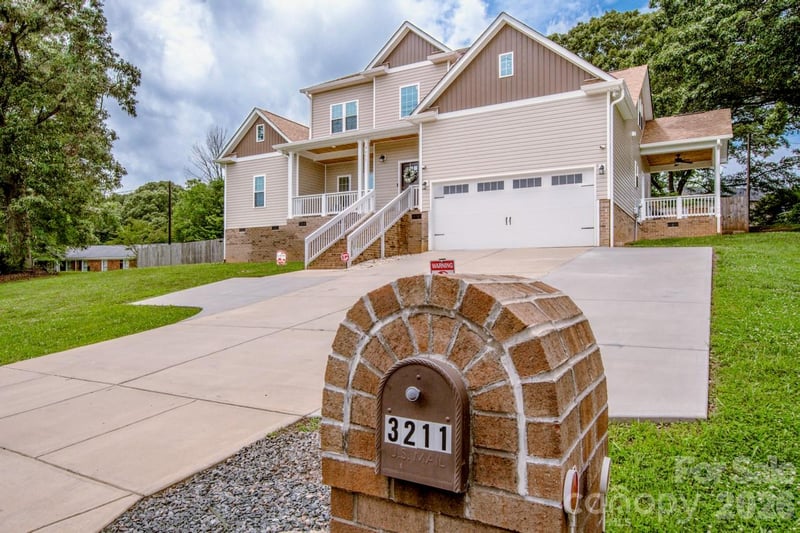 3211 Oakdale Rd, Charlotte, NC 28216