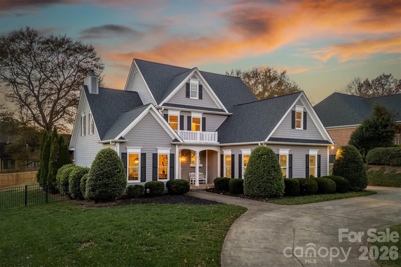 1019 10th Street Ln, Hickory, NC 28601
