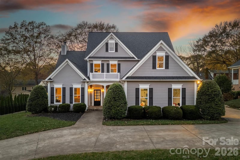 1019 10th Street Ln, Hickory, NC 28601