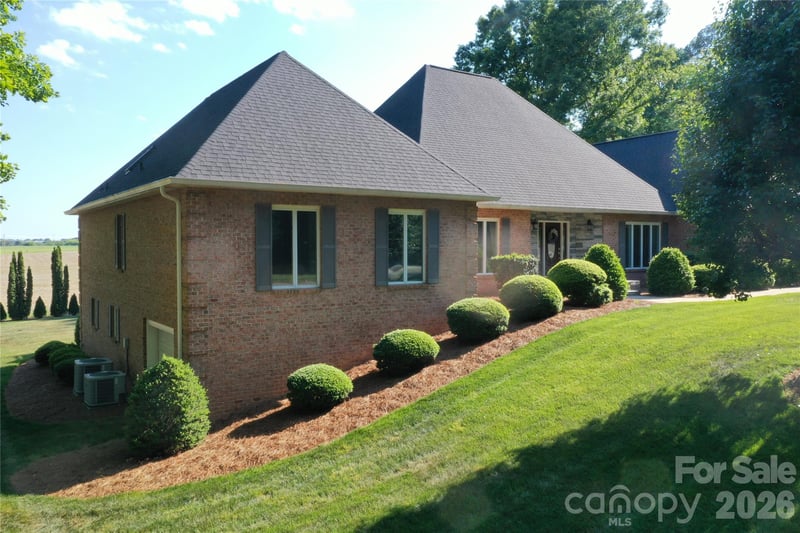 3493 Duck Pond Dr, Conover, NC 28613
