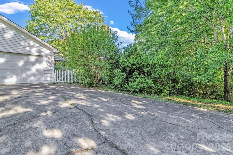 105 Amelia Dr, Hendersonville, NC 28792