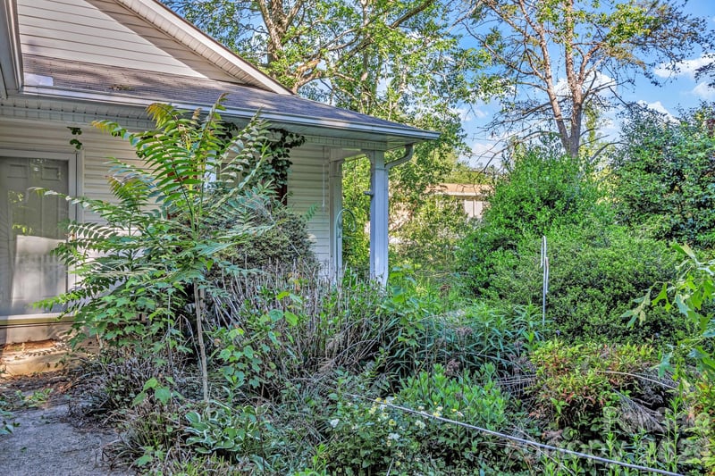 105 Amelia Dr, Hendersonville, NC 28792