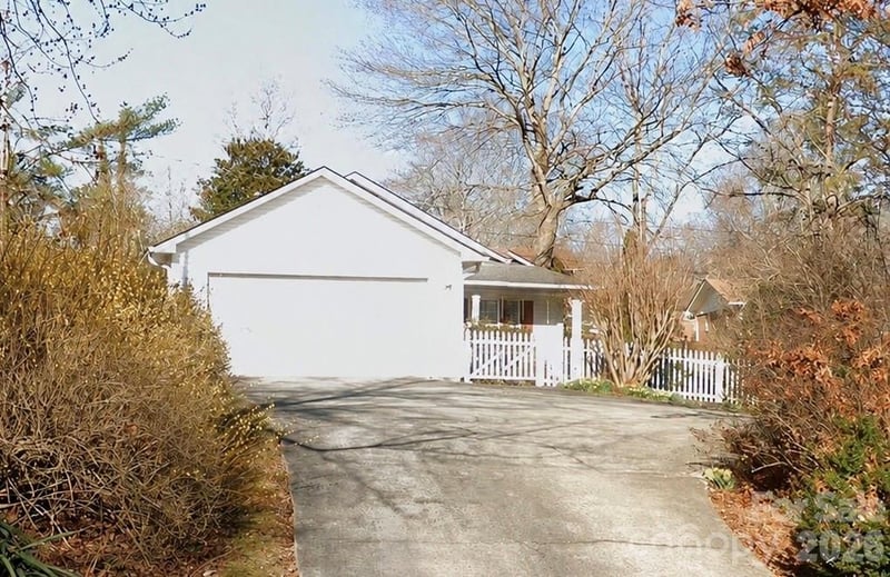 105 Amelia Dr, Hendersonville, NC 28792