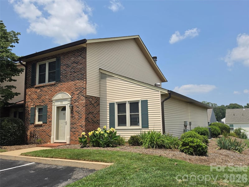 1330 5th St #15, Hickory, NC 28601