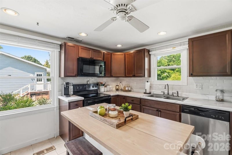 1177 Runway Dr, Hendersonville, NC 28792