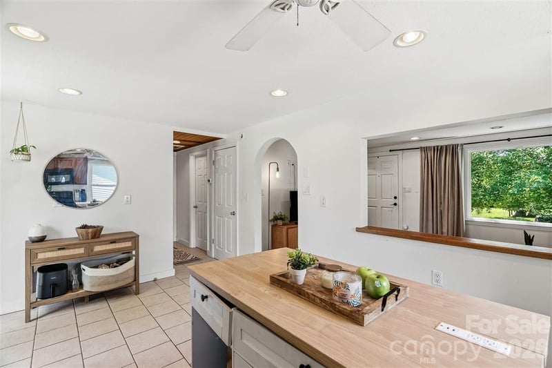1177 Runway Dr, Hendersonville, NC 28792