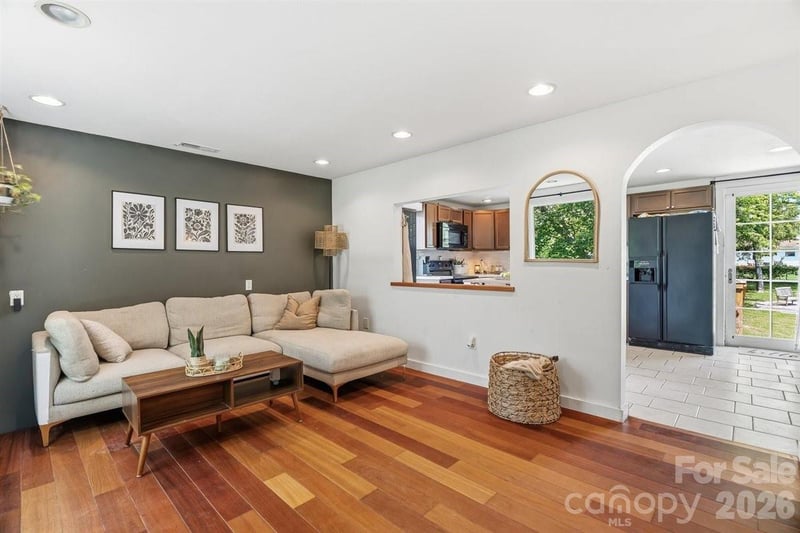 1177 Runway Dr, Hendersonville, NC 28792