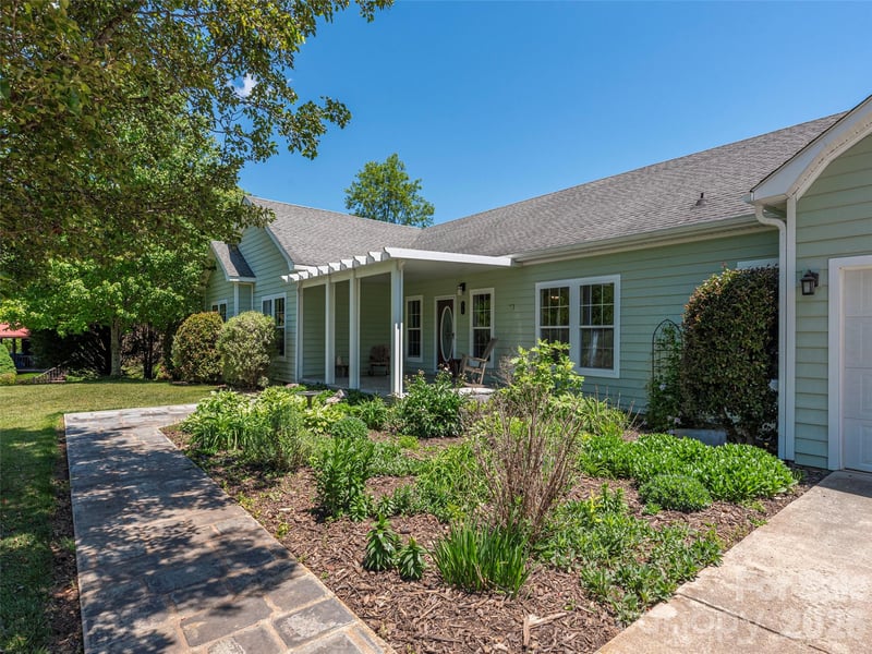 16 Chinaberry Ct, Waynesville, NC 28785