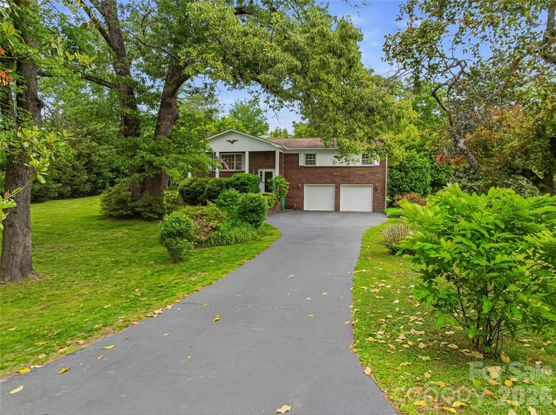 208 Applecross Ln, Hendersonville, NC 28791