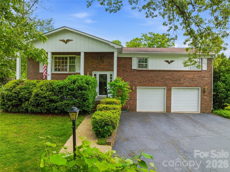 208 Applecross Ln, Hendersonville, NC 28791