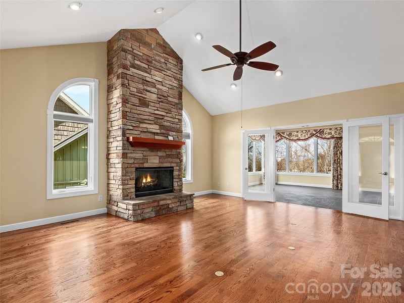 54 Deep Valley Ln, Hendersonville, NC 28791
