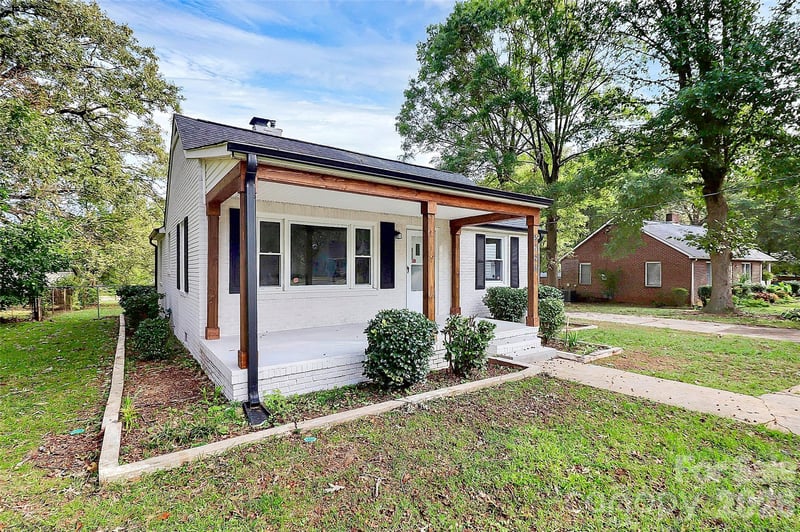 5726 Oak Dr, Charlotte, NC 28216