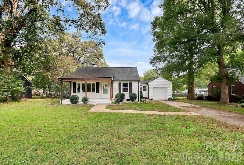 5726 Oak Dr, Charlotte, NC 28216