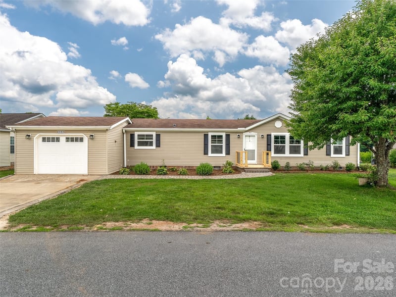 448 Riverwind Dr, Hendersonville, NC 28739
