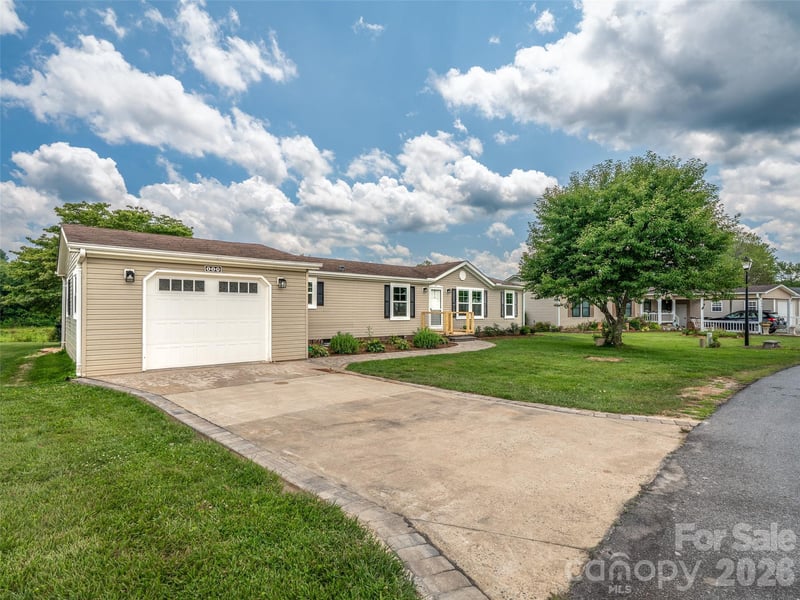 448 Riverwind Dr, Hendersonville, NC 28739