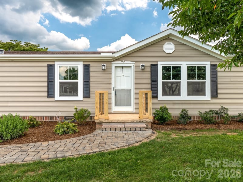 448 Riverwind Dr, Hendersonville, NC 28739
