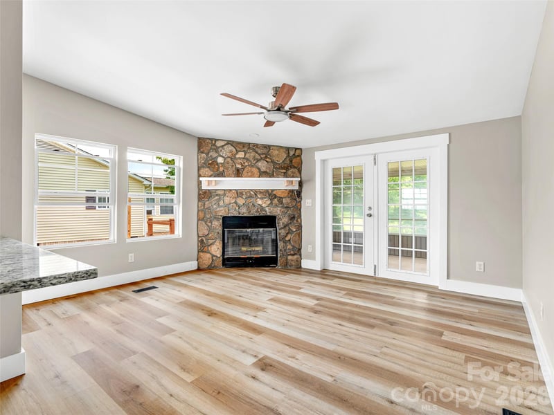448 Riverwind Dr, Hendersonville, NC 28739
