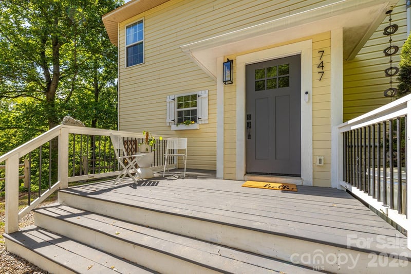 747 Osborne Rd, Clyde, NC 28721