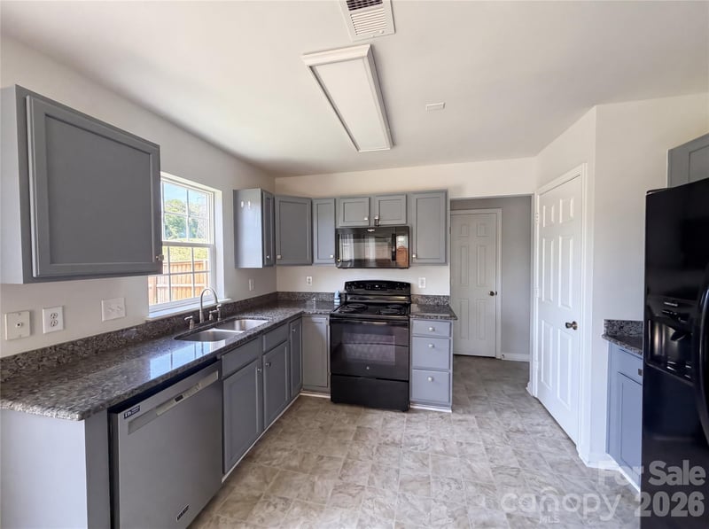 7115 Wandering Creek Dr, Charlotte, NC 28216