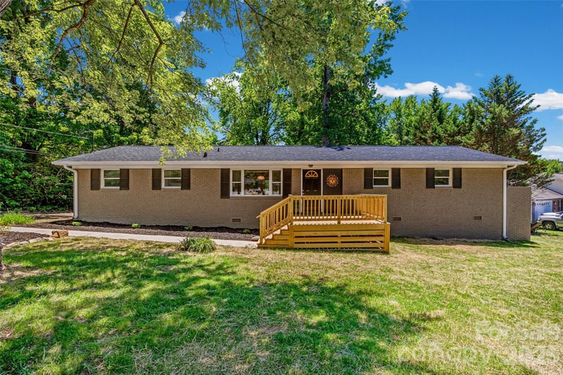 2111 Shalimar Dr, Charlotte, NC 28216