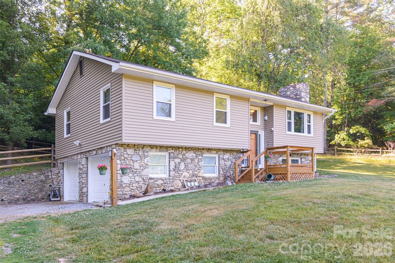 12 Mid Court Dr, Asheville, NC 28804
