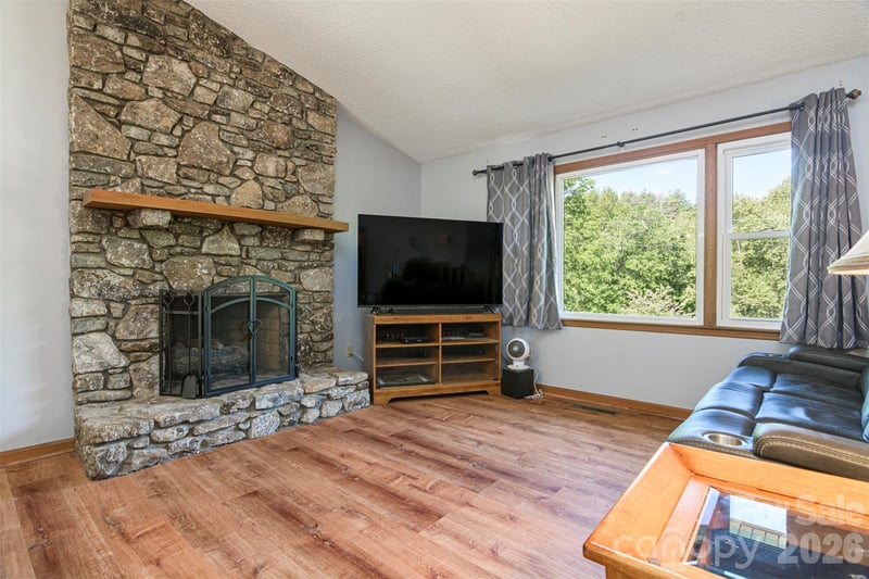 12 Mid Court Dr, Asheville, NC 28804