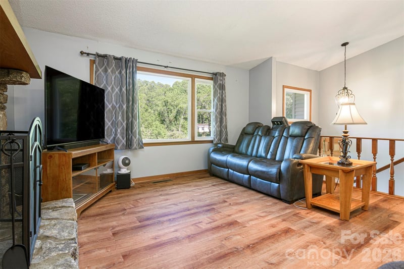 12 Mid Court Dr, Asheville, NC 28804