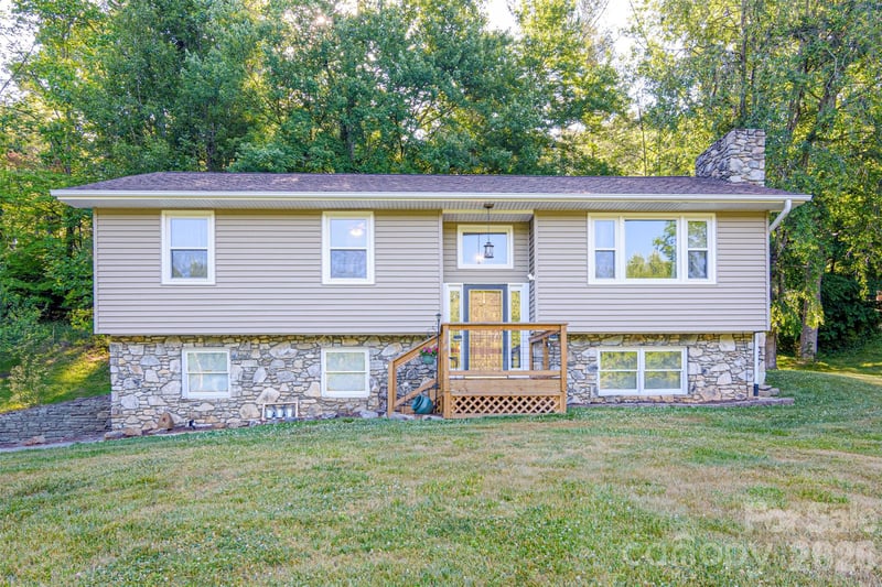 12 Mid Court Dr, Asheville, NC 28804