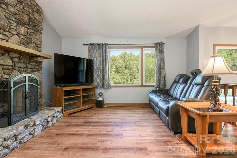 12 Mid Court Dr, Asheville, NC 28804
