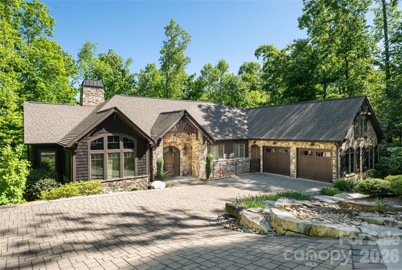 2 Cherokee Orchard Ct, Fairview, NC 28730
