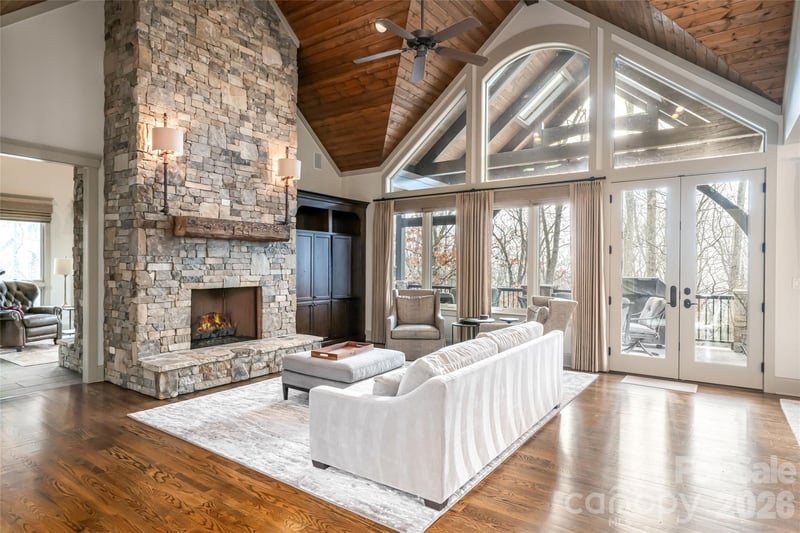 2 Cherokee Orchard Ct, Fairview, NC 28730