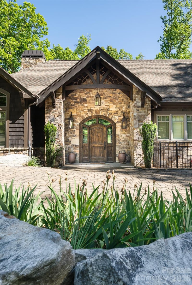 2 Cherokee Orchard Ct, Fairview, NC 28730